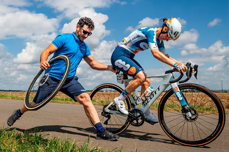 Varför reparerar inte Tour de France-cyklister sina egna punkteringar? Teambilar, cykelbyten och neutral service förklarad