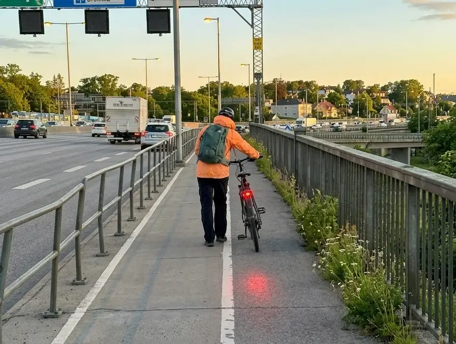 Essingestråket är en drygt fem kilometer lång cykelled som ingår i Stockholms regionala cykelnät.