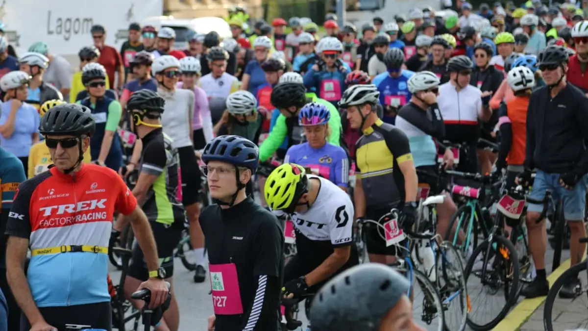 Glada cyklister under Sthlm Bike-loppet på en solig septembermorgon