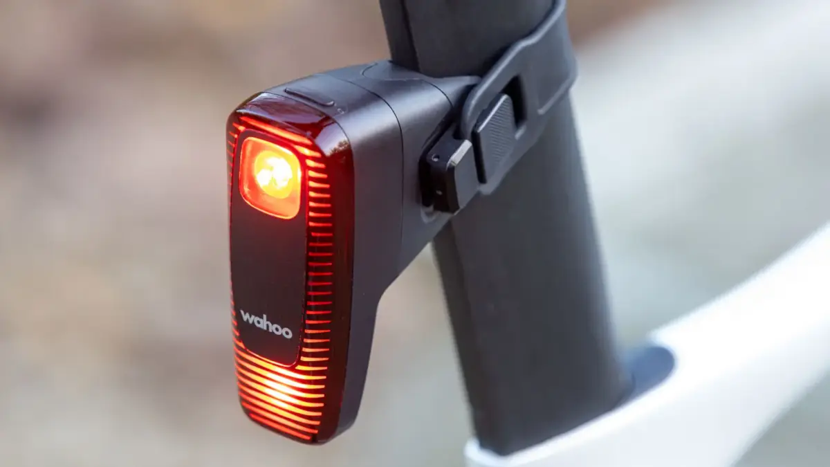 Bakåtseende radar monterad på cykel med en bil som närmar sig bakifrån på landsväg