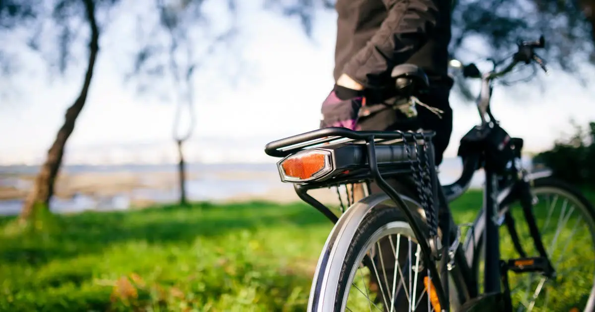 Cykel strandnära med en person stående bredvid